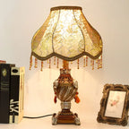 Lampe de chevet ancienne en résine ciselée et pampilles, 5 décors