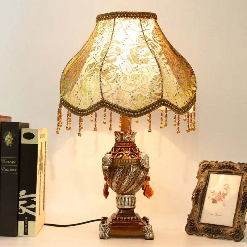 Lampe de chevet ancienne en résine ciselée et pampilles, 5 décors