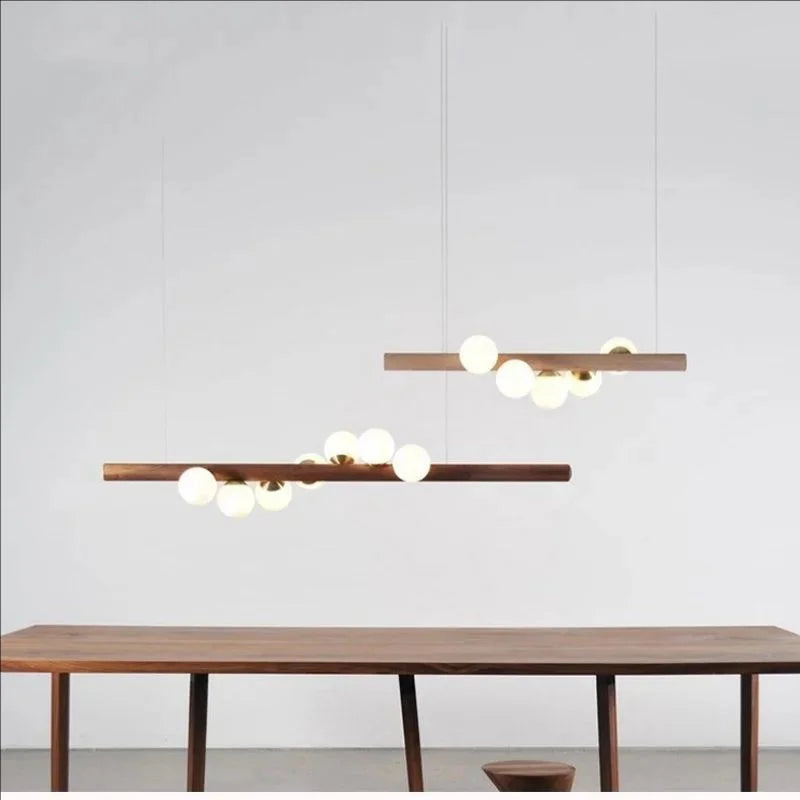 Suspension en bois et globes de verre opalin, 5 ou 7 lumières