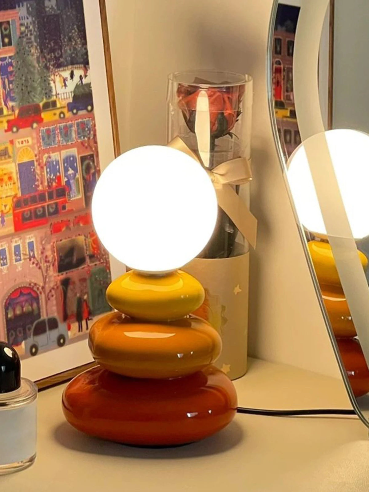 Galets de céramique empilés sous une lune lumineuse