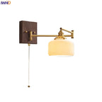 Applique murale en céramique blanche nervurée et platine bois foncé