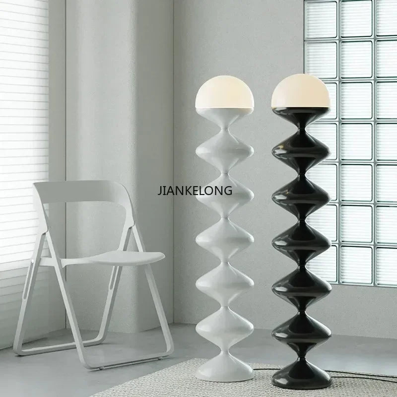 Lampadaire design en colonne ondulée de métal laqué