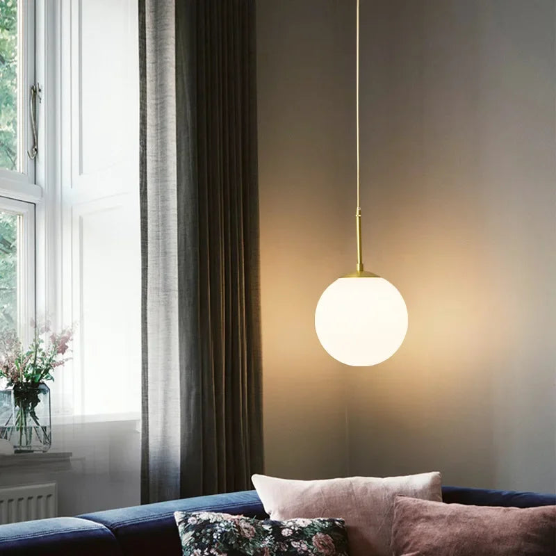 Suspension globe en verre opalin Ø 15 cm, 1 à 3 boules en cascade