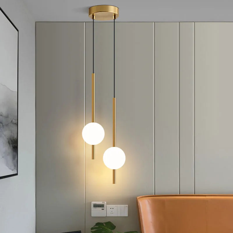 Suspension de chevet LED, globe Ø 10 cm sur tige, dorée ou noire