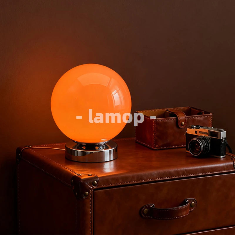 Lampe de table sphère en verre orange sur socle chromé court