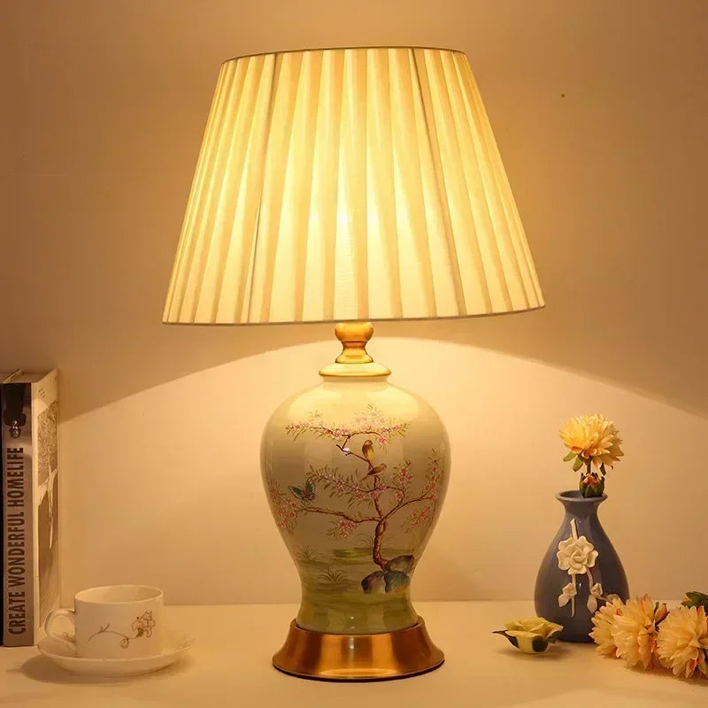 Lampe en porcelaine bleue et blanche peinte, abat-jour plissé ivoire