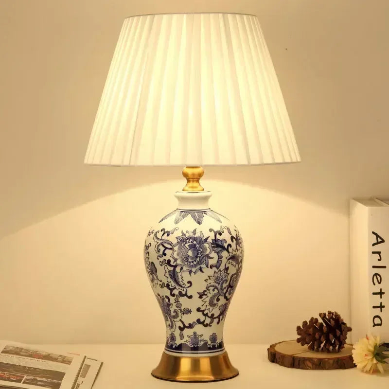 Lampe vase en porcelaine peinte de pivoines bleues