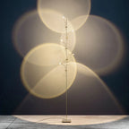 Lampadaire LED à têtes orientables projetant des halos de lumière