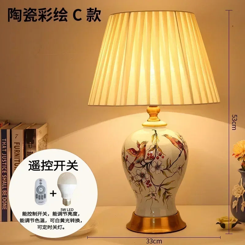 Lampe en porcelaine bleue et blanche peinte, abat-jour plissé ivoire