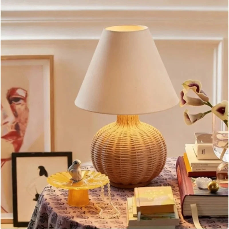 Lampe de chevet en rotin tressé et abat-jour tissu, deux silhouettes