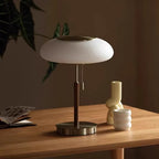Lampe à poser vintage en verre blanc strié, métal doré et bois