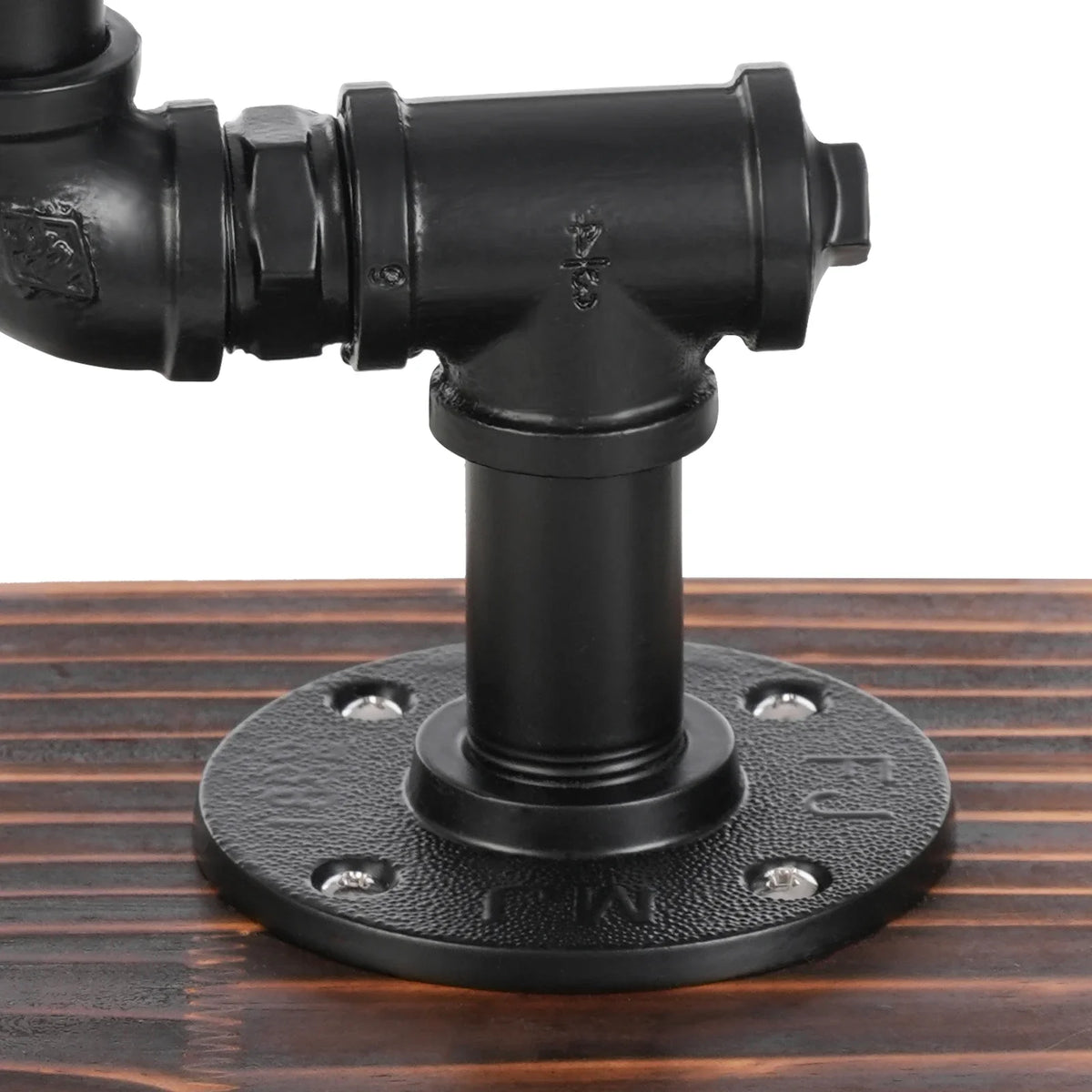 Lampe à poser industrielle en tuyaux de fer noir, cage et socle bois