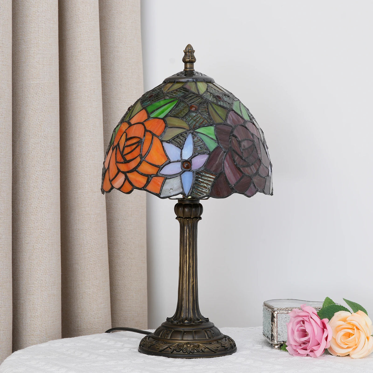 Lampe de chevet style Tiffany en vitrail à roses rouges et orangées