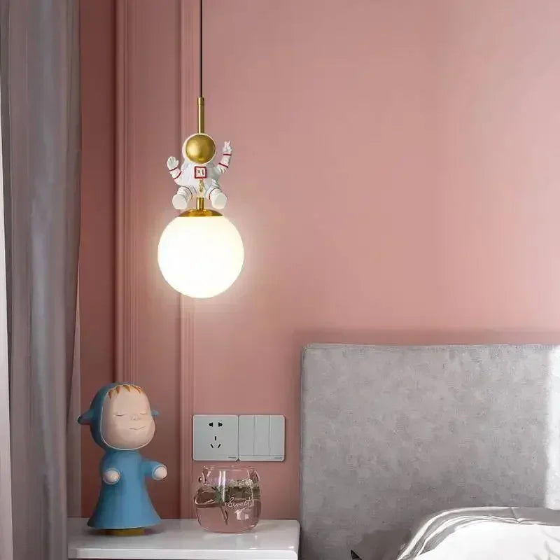 Suspension astronaute sur globe lune ou planète pour chambre d'enfant