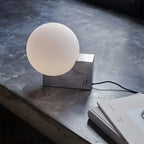 Lampe à poser globe en verre sur bloc de métal, variateur rotatif