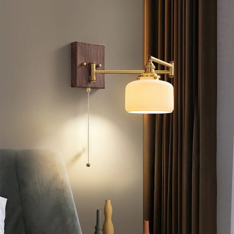 Applique murale en céramique blanche nervurée et platine bois foncé