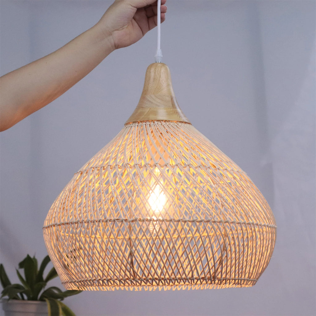 Suspension en rotin noir ou beige coiffée de bois, onze modèles