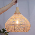 Suspension en rotin noir ou beige coiffée de bois, onze modèles