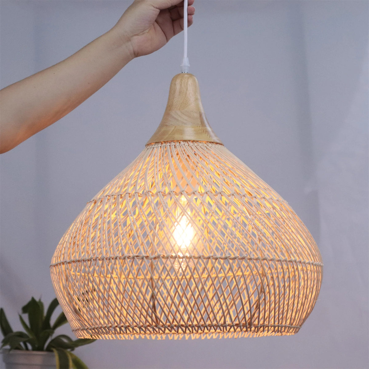 Suspension en rotin noir ou beige coiffée de bois, onze modèles