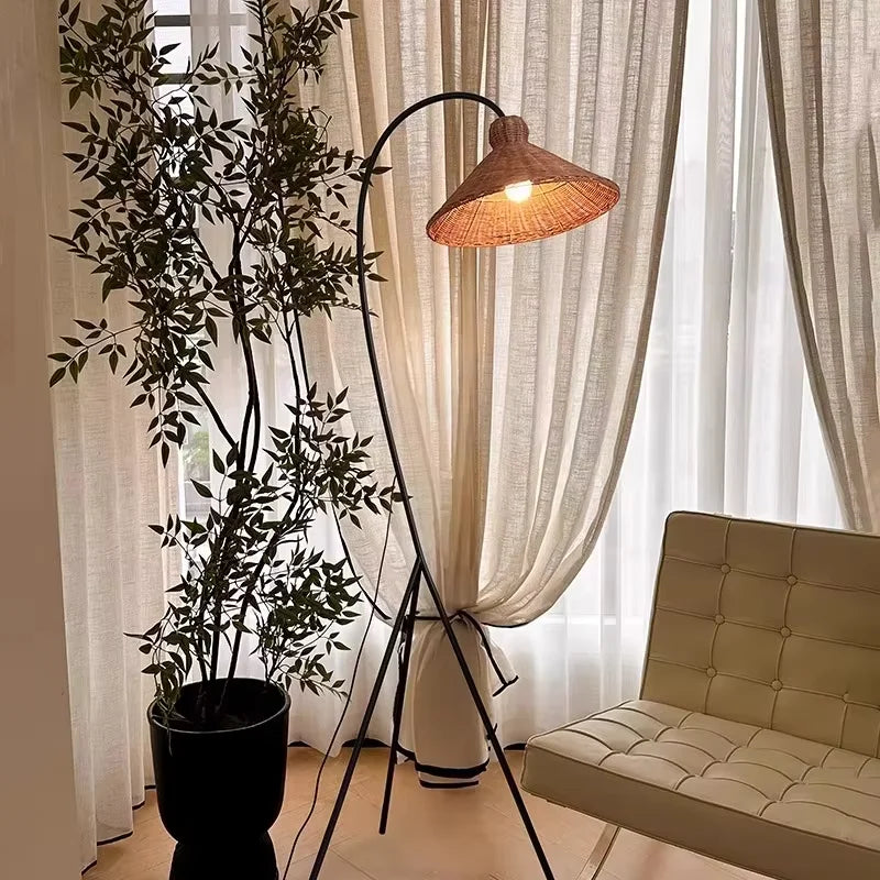 Lampadaire en bois courbé à abat-jour plissé, plusieurs modèles