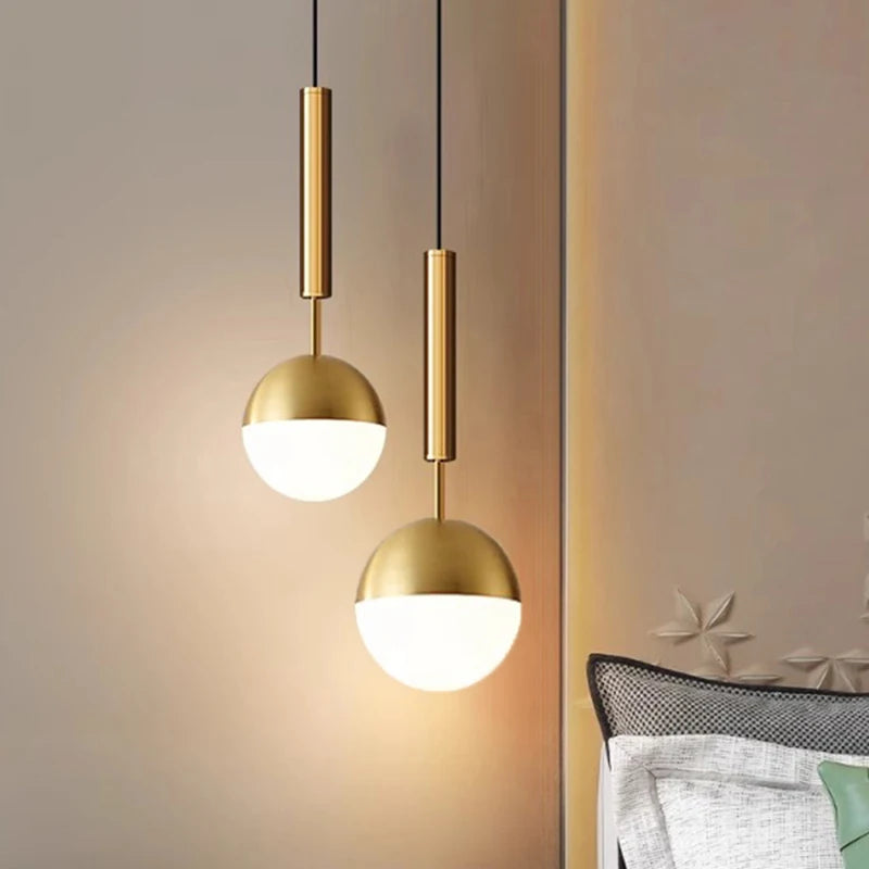 Suspension LED globe opalin sur tige dorée ou noire, câble 2 m