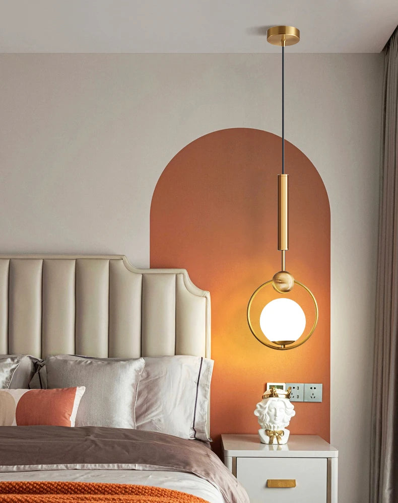 Suspension LED anneau doré et globe, trois modèles pour le chevet