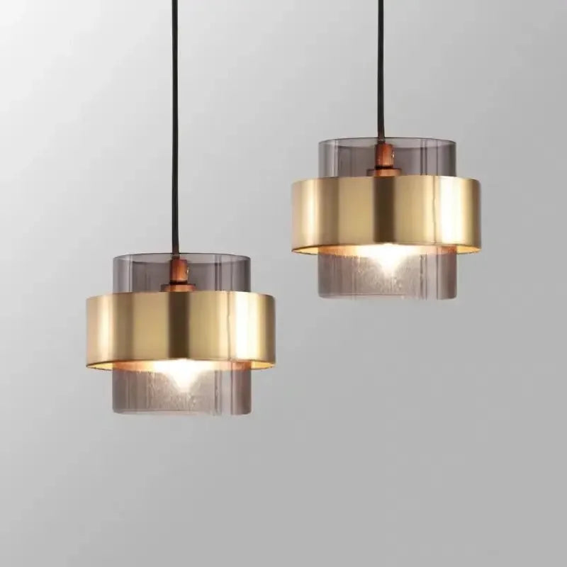 Verre fumé et métal doré, une suspension feutrée