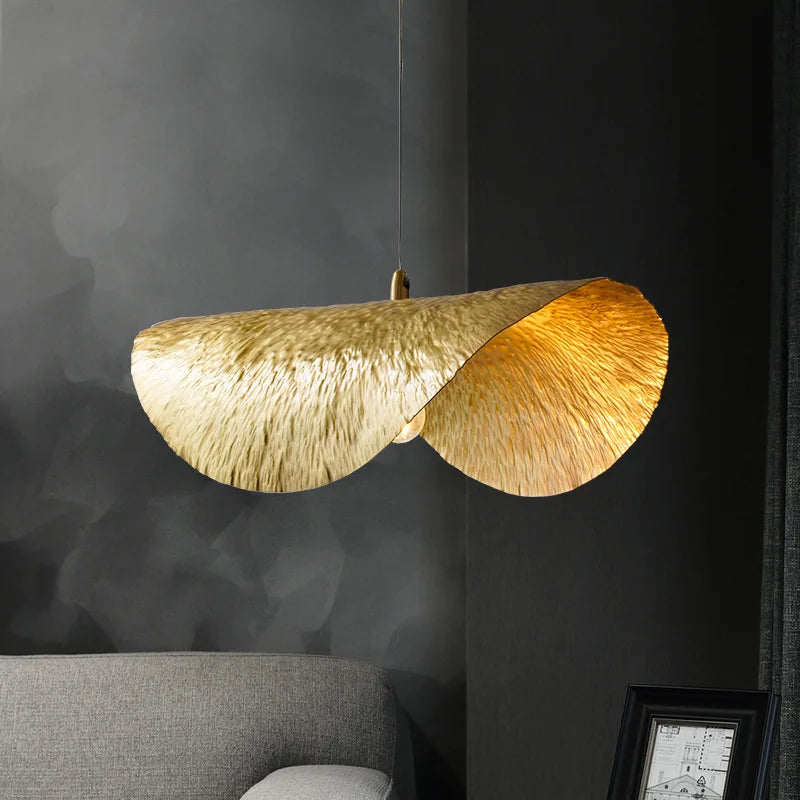 Suspension feuille ondulée en métal martelé doré, 45 ou 55 cm