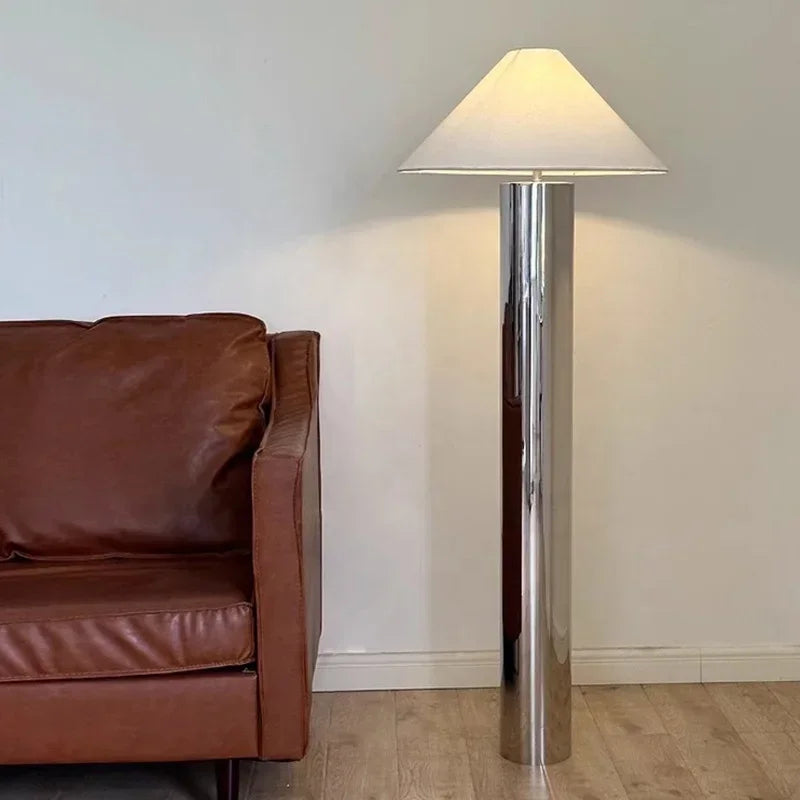 Lampadaire design à fût chromé miroir et chapeau blanc