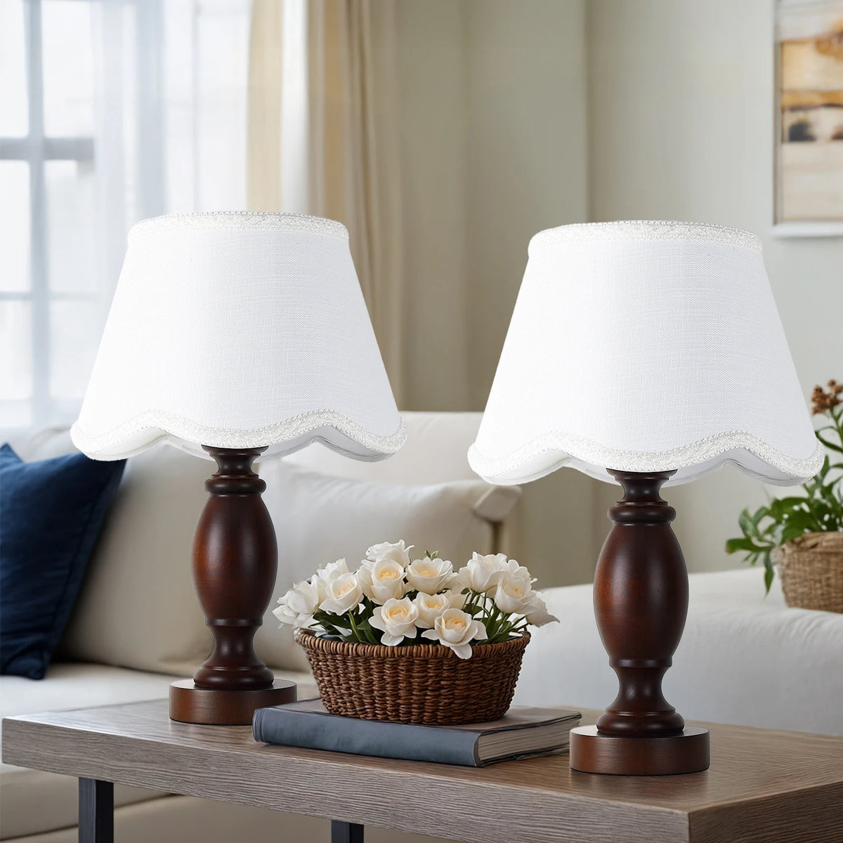 Lampe de chevet pied en bois tourné, abat-jour blanc festonné, E27