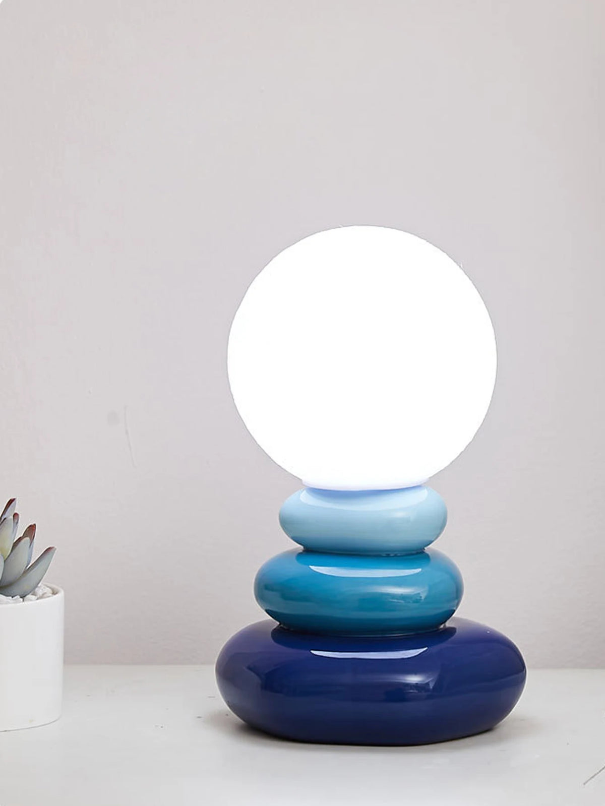 Lampe à poser en céramique galets empilés et globe lune, 24 cm