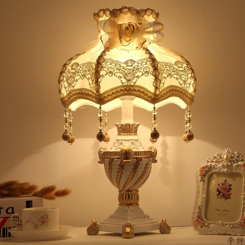 Lampe vintage en résine, abat-jour en dentelle à pampilles, 50 cm