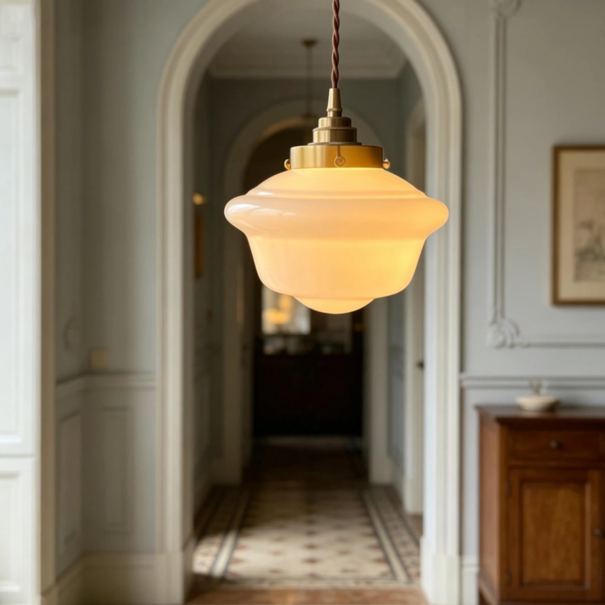 Plafonnier en verre opalin blanc sur tige dorée, style rétro