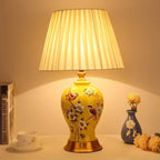 Lampe en porcelaine bleue et blanche peinte, abat-jour plissé ivoire