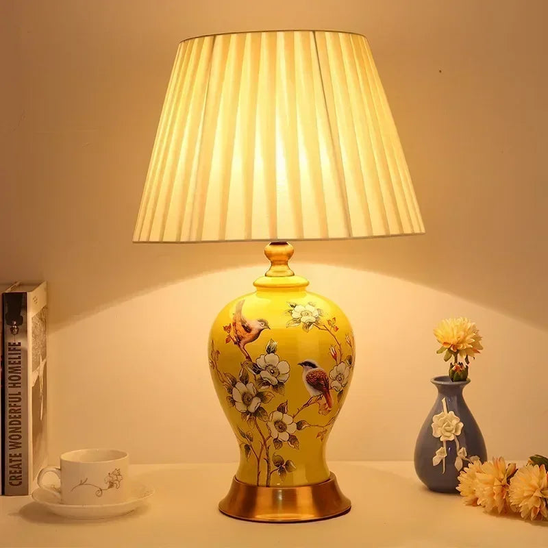 Lampe en porcelaine bleue et blanche peinte, abat-jour plissé ivoire