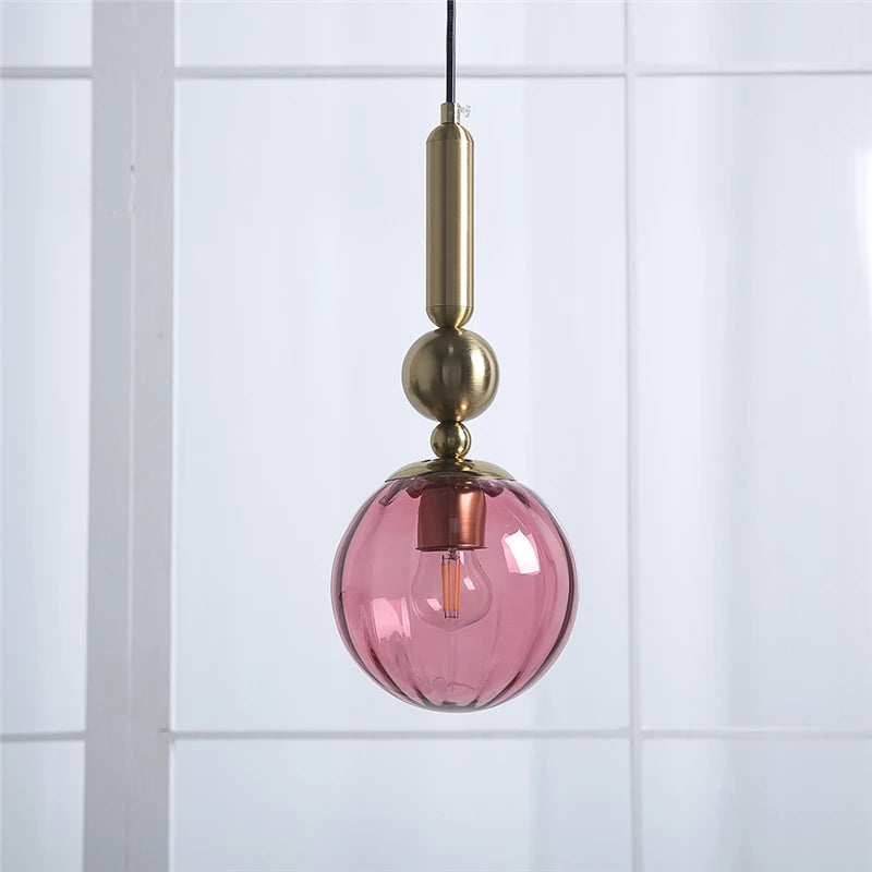 Suspension globe en verre teinté sur colonne dorée à perle, Ø 15 cm