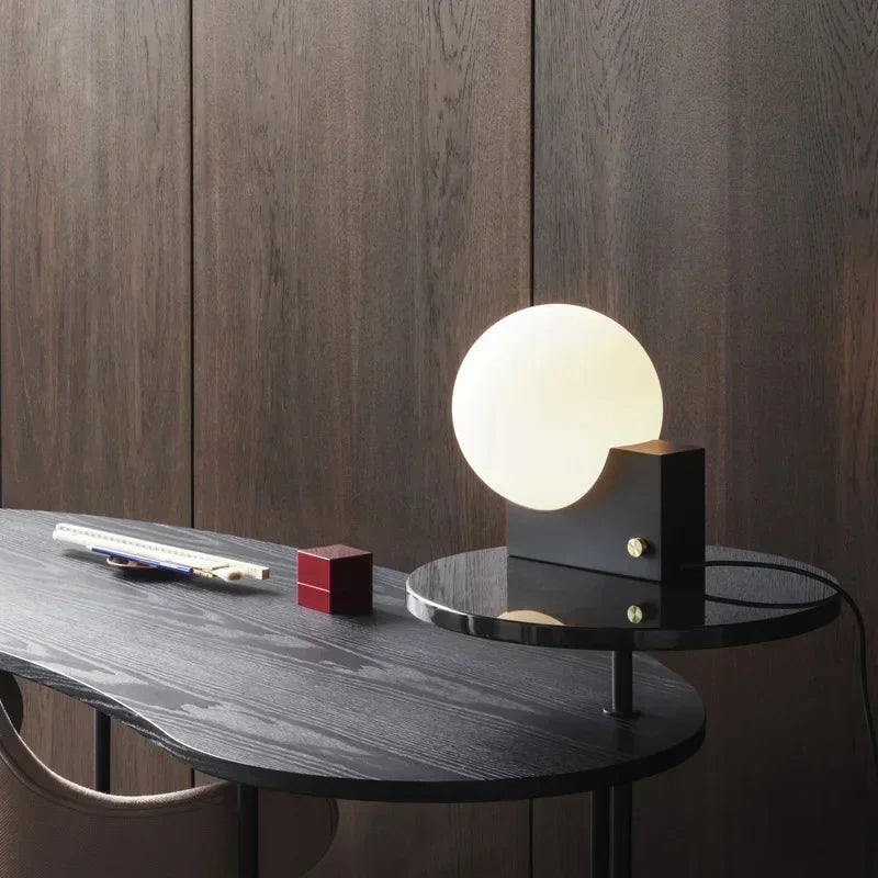 Lampe à poser globe en verre sur bloc de métal, variateur rotatif