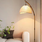 Lampadaire courbé à abat-jour en toile plissée, socle en marbre