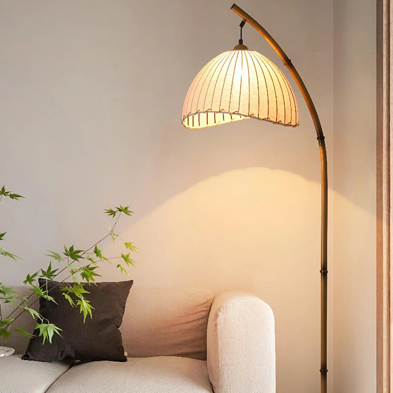 Lampadaire courbé à abat-jour en toile plissée, socle en marbre