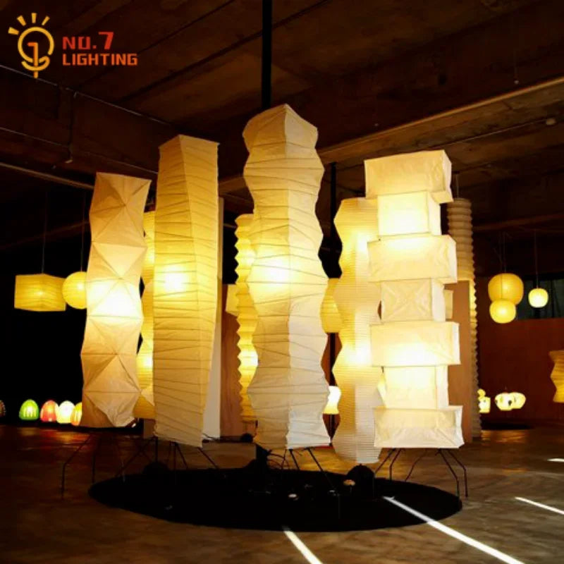 Lanternes japonaises en papier ivoire sur pieds fins