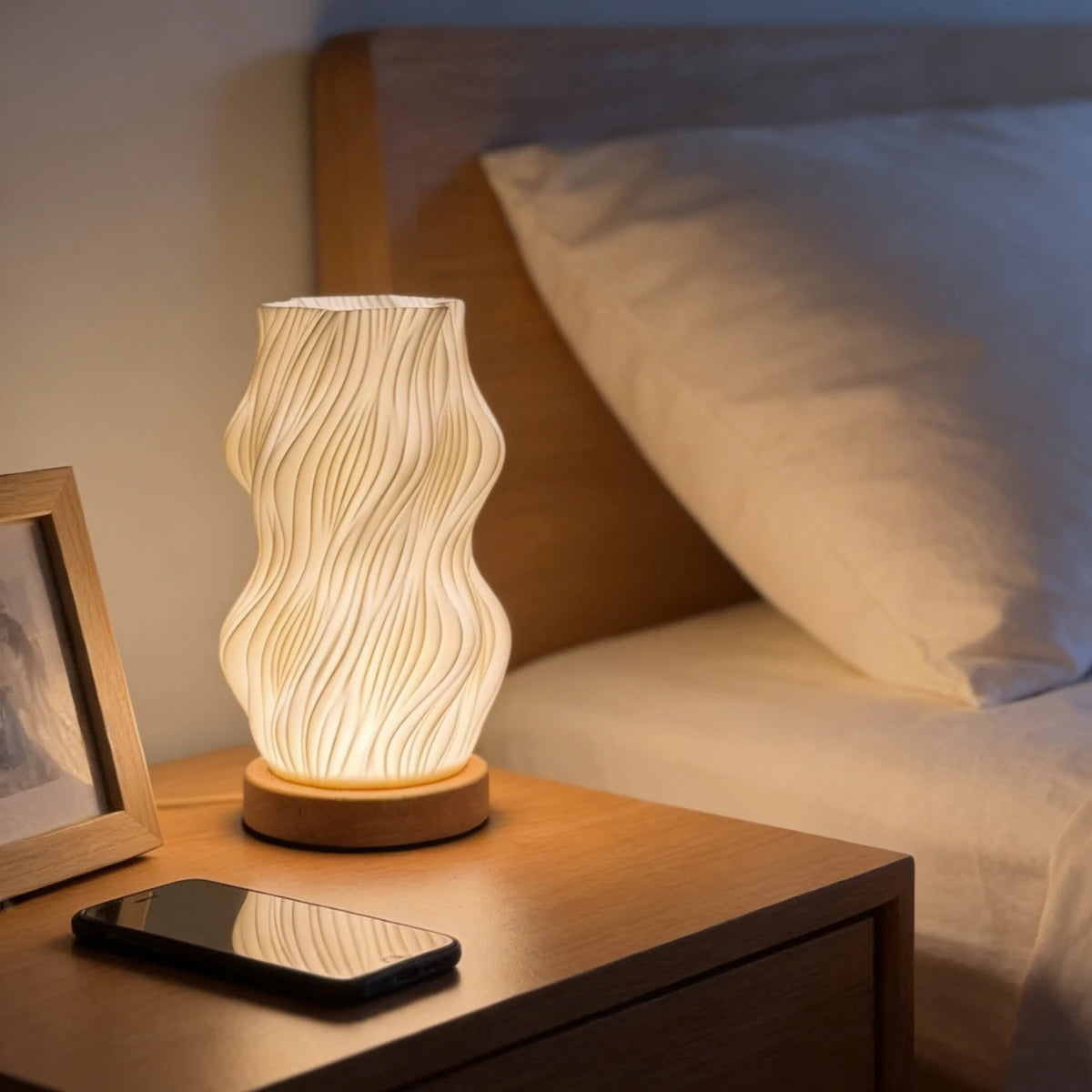Lampe imprimée en 3D sur socle en bois clair