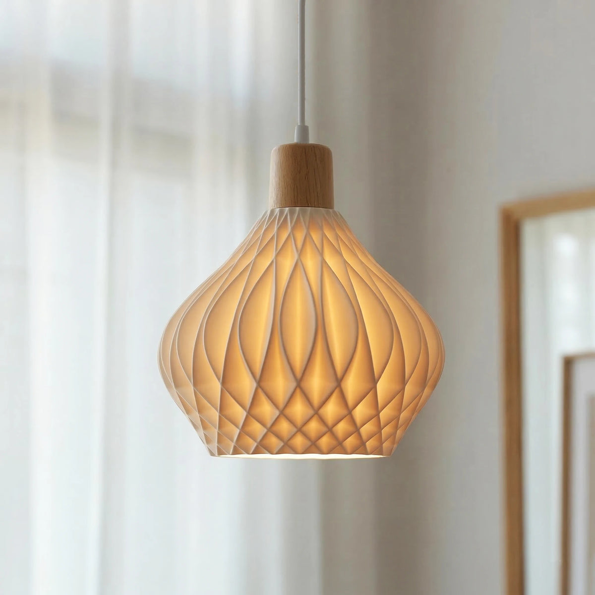 Suspension blanche sculptée et bois clair, esprit scandinave