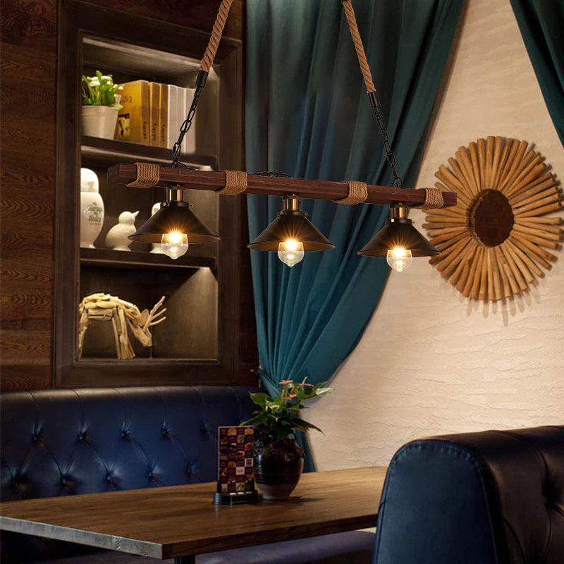 Lustre industriel en bois aux abat-jour coniques noirs