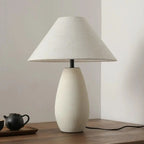 Lampe en céramique beige mate, abat-jour conique, télécommande