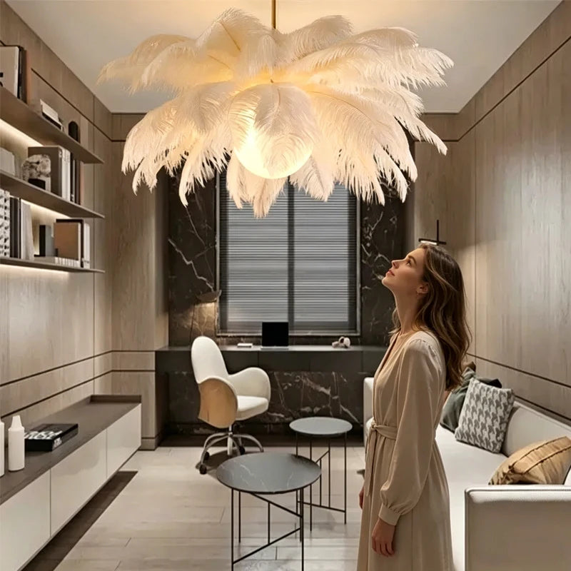 Lustre en plumes d'autruche sur tige dorée