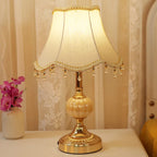 Lampe de chevet rétro, abat-jour festonné en tissu et pied doré, 42 cm