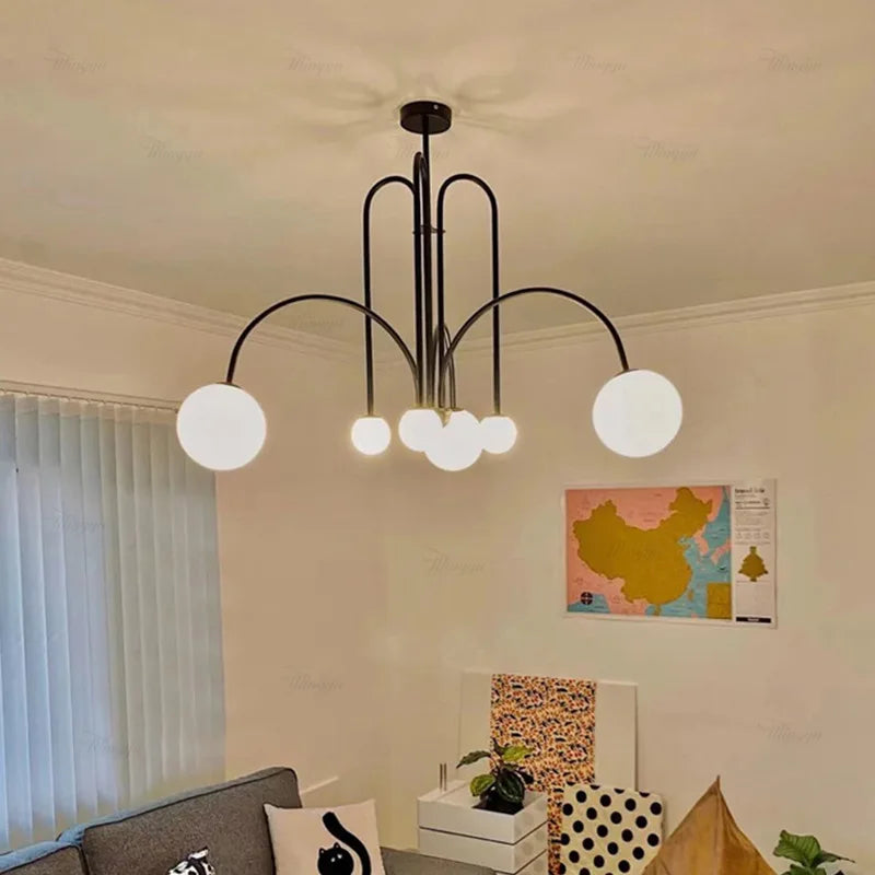 Lustre design à arceaux et globes opalins
