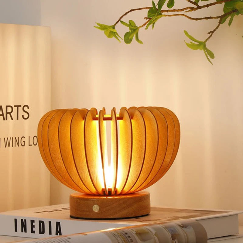 Lampe en lamelles de bois aux reflets dorés