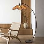 Lampadaire arc en cannage de rotin, abat-jour en pétales, 180 cm