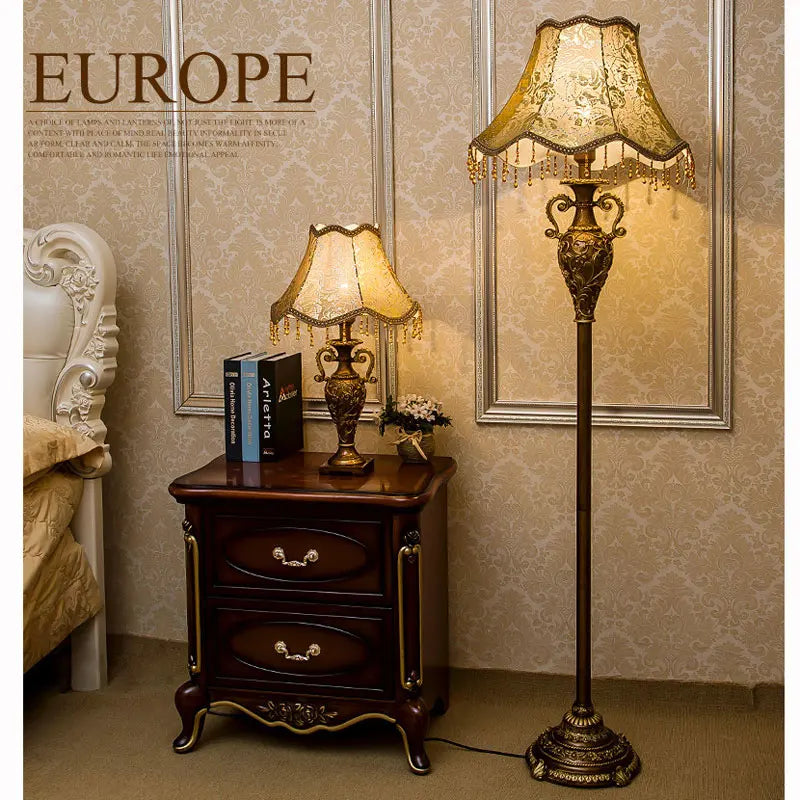 Lampe de chevet vintage en résine dorée, abat-jour brocart à perles
